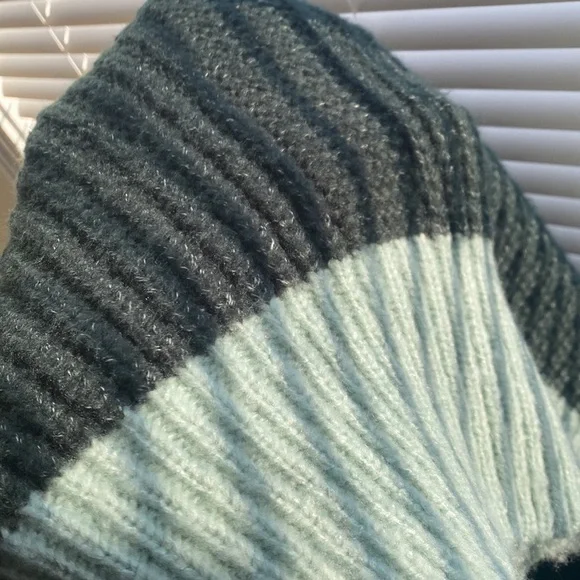 Green sweater - Picture 2 of 5